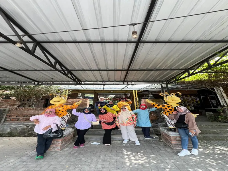 Momen kebersamaan rombongan wisata keliling tempat hits Jogja
